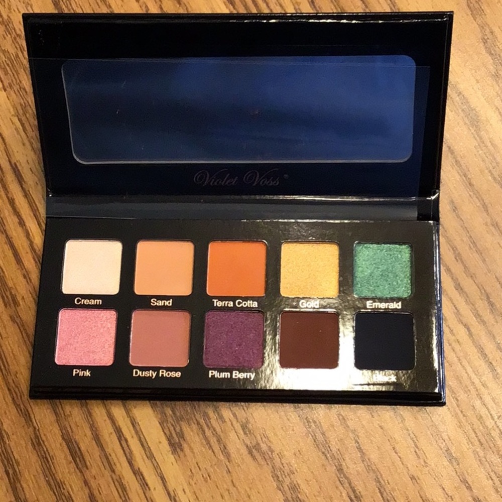 VIOLET Voss Essentials Eyeshadow Palette